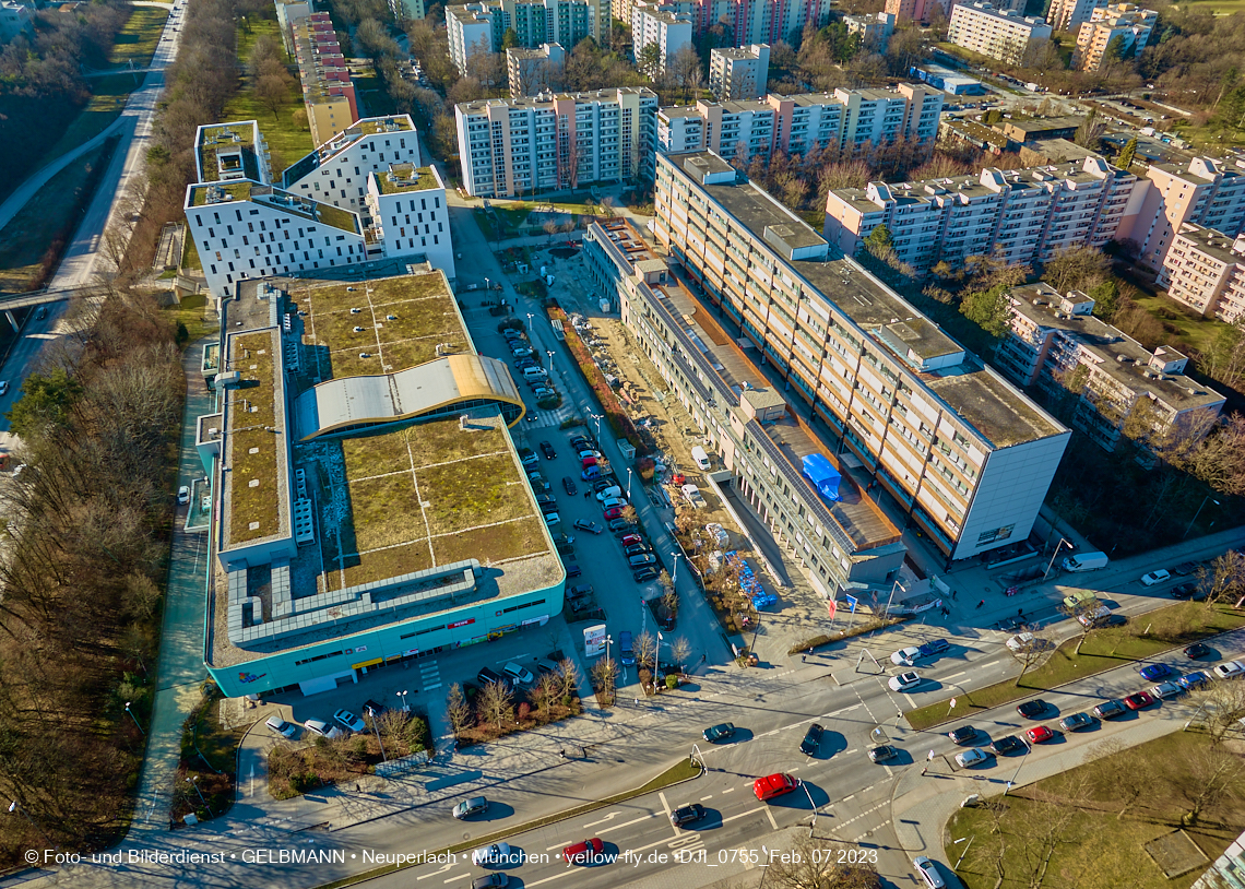 07.02.2023 - Luftbilder von der Montessori Schule im Plettzentrum Neuperlach